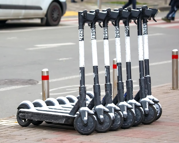 Estacionamiento para un scooter eléctrico en el transporte de la calle para personas activas alrededor de la ciudad