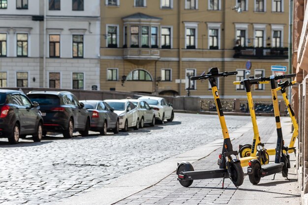 Estacionamiento de scooters para caminar en San Petersburgo Rusia 2022