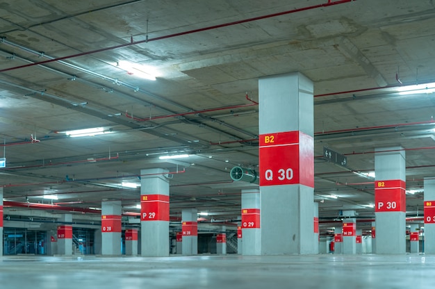 Estacionamiento subterráneo vacío. garaje subterráneo en el centro comercial o en el aeropuerto internacional. área de estacionamiento interior. planta sótano de hormigón de garaje.