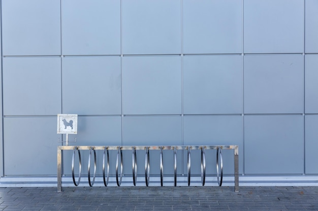 Estacionamiento vacío para bicicletas frente a la tienda