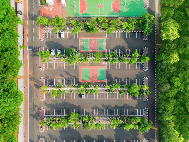 Foto estacionamiento vacío cerca del campo de fútbol