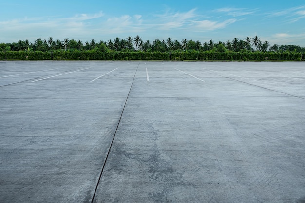 Estacionamiento vacío y fondo de cielo azul Estacionamiento al aire libre en un parque público