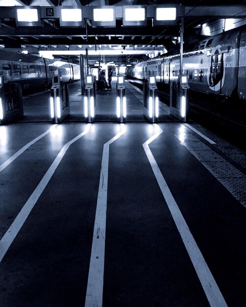 Foto el estacionamiento vacío por la noche