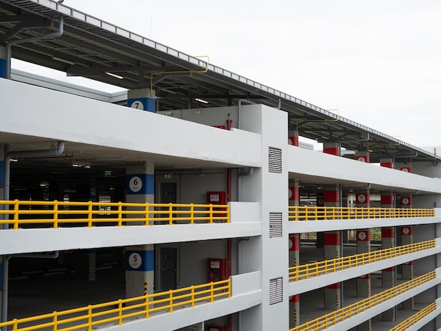 Estacionamiento de varios niveles Edificio de estacionamiento interior Estructura de estacionamiento urbano Estacionamiento de varios pisos