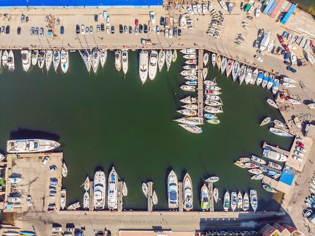 Estacionamiento de yates en el puerto al atardecer Harbour Yacht Club