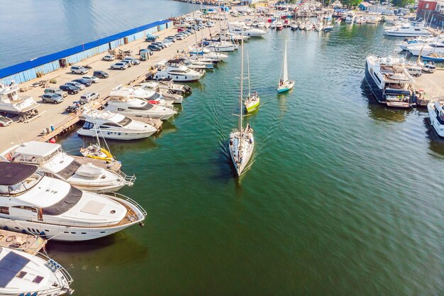 Estacionamiento de yates en el puerto al atardecer Harbour Yacht Club