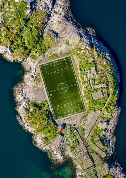 Estadio del campo de fútbol en Henningsvaer desde arriba.