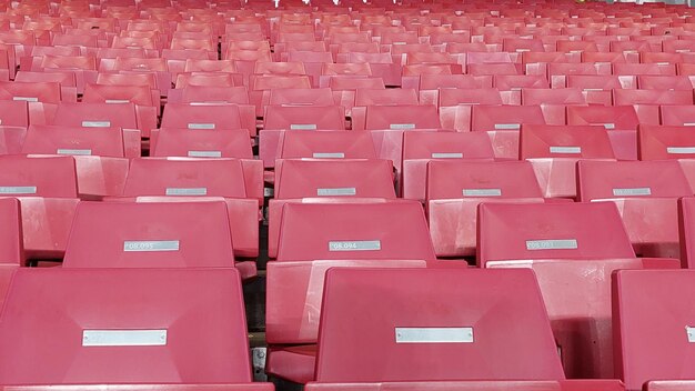 Estádio de futebol com fileira de assentos vazios