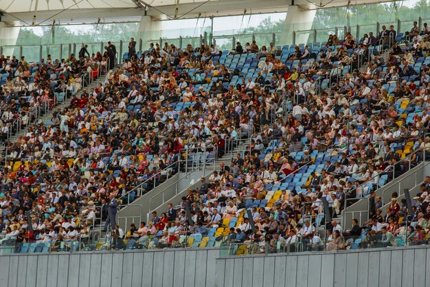 Estádio de futebol dentro do campo de futebol de vista vazio fica uma multidão de fãs um telhado contra o céu