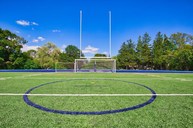 Foto estádio de futebol e campo de treinamento no campus universitário