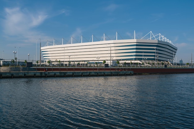 Estádio de futebol para jogos da Copa do Mundo em um dia ensolarado de verão Kaliningrado Rússia
