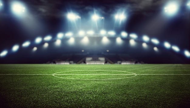 Estadio de fútbol, luces brillantes, vista desde el campo. Concepto de fútbol