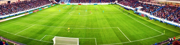 Estadio de fútbol, luces brillantes, vista desde el campo. Concepto de fútbol