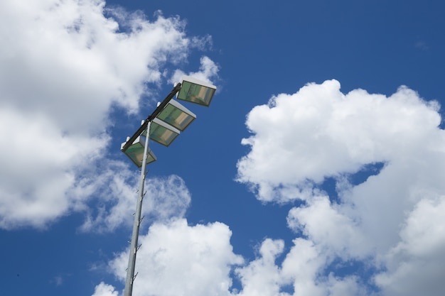 Estadio ligero o iluminación deportiva en cielo nublado