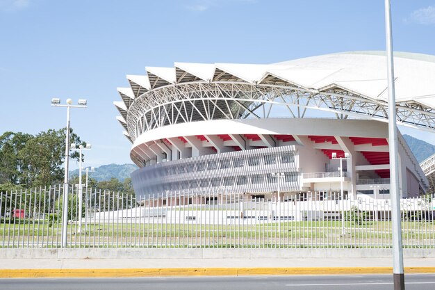 Foto estadio moderno contra el cielo despejado