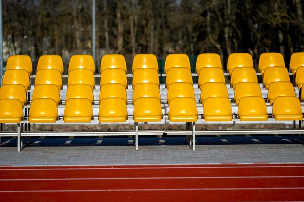 Foto estadio de tribuna con asientos amarillos al aire libre vista delantera