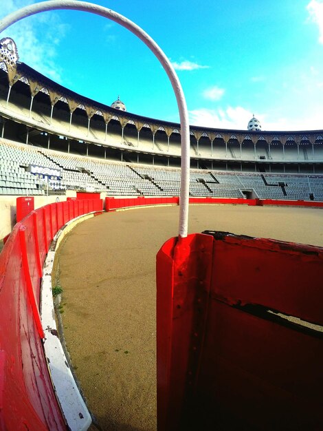 Foto el estadio vacío de la arena de toros contra el cielo