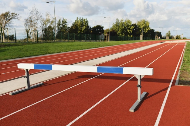 Estadio vacío con obstáculo de barrera