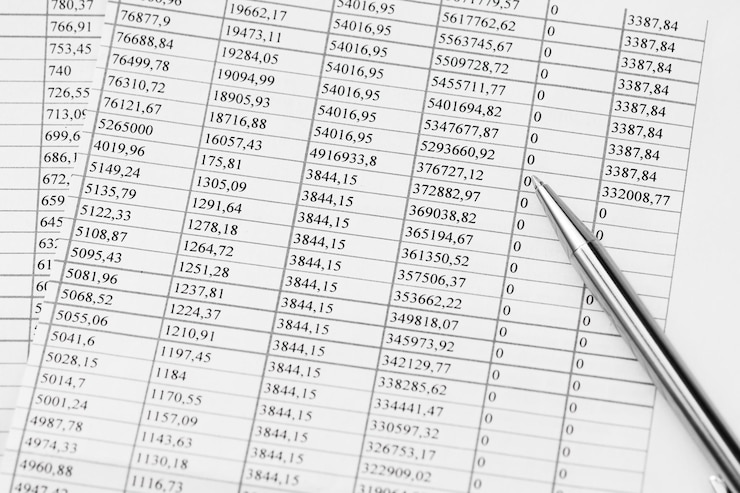 Foto estadísticas del concepto de presupuesto y lápiz que muestra el concepto de contabilidad de crecimiento o éxito financiero