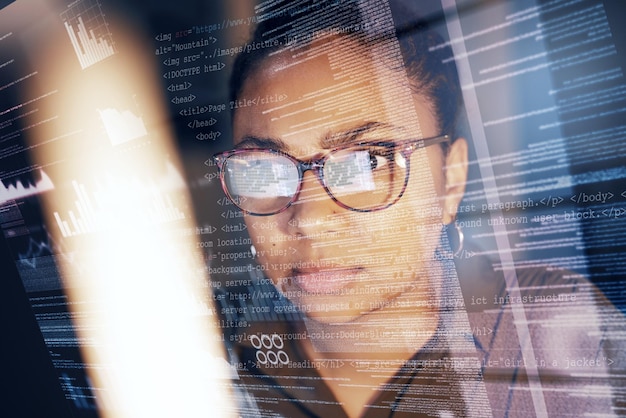 Estadísticas futuras del tablero y análisis de datos de lectura de mujeres de fintech insight hud administración o contabilidad bancaria Analista financiero africano cara de superposición nocturna o gráfico de oficina de revisión de contadores