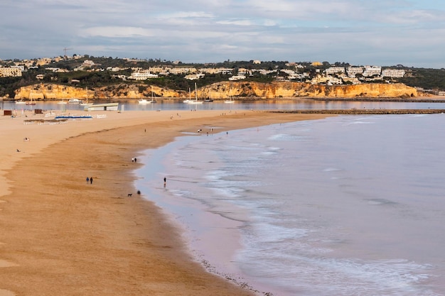 Estado de ánimo al atardecer en la playa de Rocha en la ciudad de Portimao