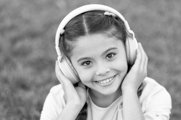 Estado de ánimo otoñal en auriculares para niña bonita Niña feliz escucha música Niño pequeño con sonrisa feliz Casualmente hermoso Infancia feliz Otoño se acurruca Despreocupado y muy feliz Libera tu mente