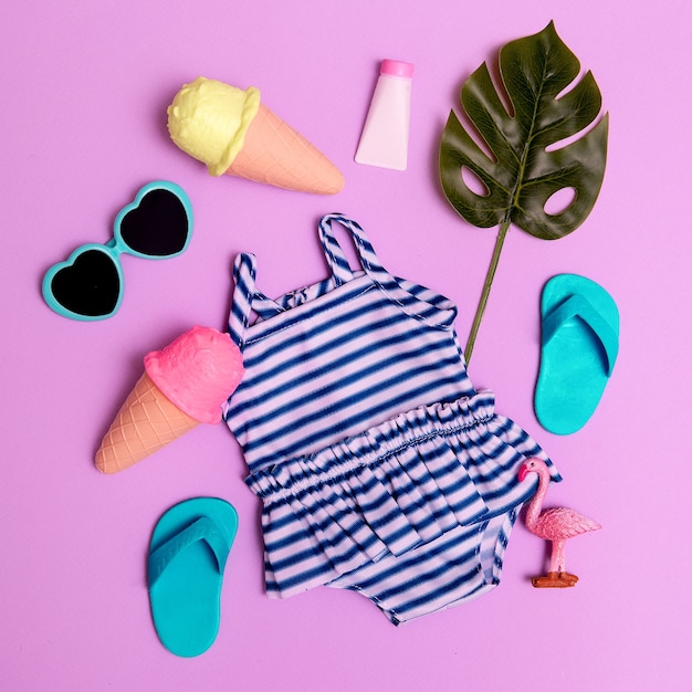 Estado de ánimo de playa de vacaciones. helado, chanclas, lentes de sol, traje de baño. arte minimalista plano