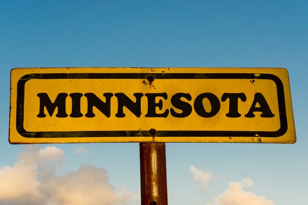 Estado de minnesota na velha placa amarela com céu azul