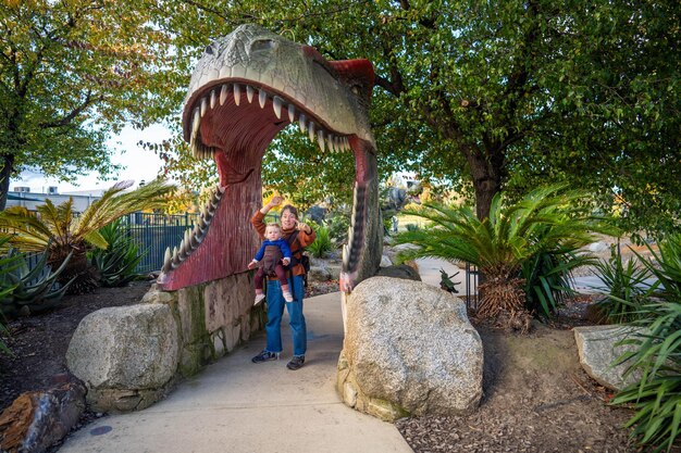 Estado de dinosaurios de plástico gigantes en un parque.