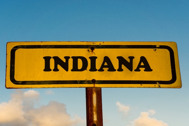 Foto estado de indiana en el viejo cartel amarillo con cielo azul