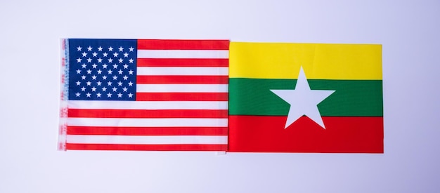 Estados Unidos de América contra banderas de Myanmar Sanciones conflicto de guerra Política y concepto de relación