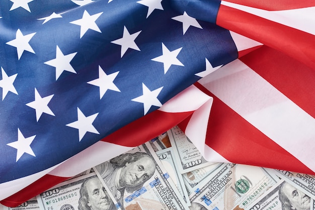 Estados Unidos bandera nacional y moneda usd dinero billetes. Concepto de negocios y finanzas