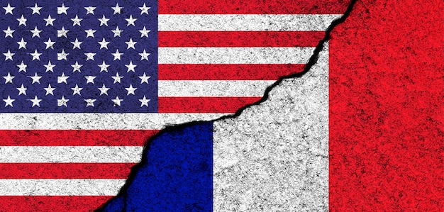 Estados Unidos y Francia Banderas pintadas en un muro de hormigón agrietado Estados Unidos América Relaciones de asociación y concepto de conflicto Banner foto de fondo