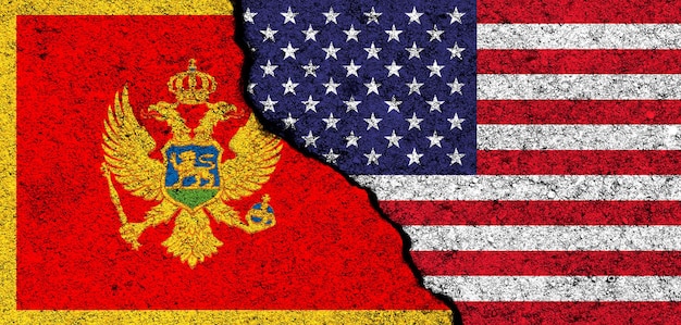 Estados Unidos y Montenegro Banderas pintadas en un muro de hormigón agrietado Estados Unidos América Relaciones de asociación y concepto de conflicto Foto de fondo de la pancarta