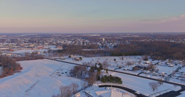 Estados Unidos paisaje pacífico nieve increíble paisaje de puesta de sol de invierno en casas residenciales y calles de un