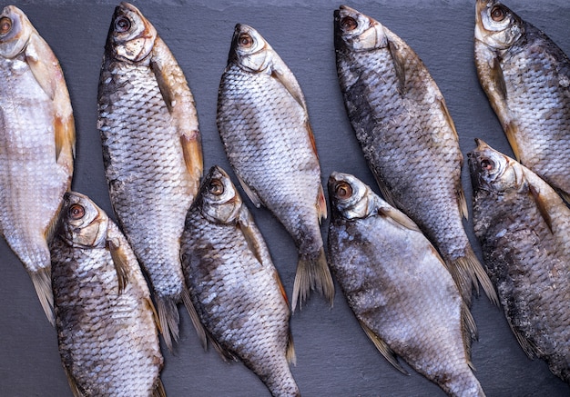 Estafa de pescado seco con escamas sobre un fondo negro