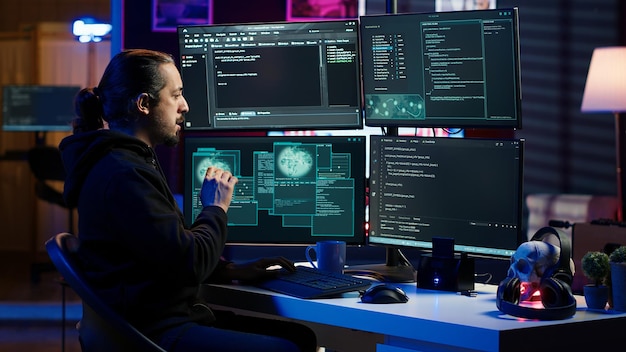 Un estafador ataca las computadoras de las víctimas usando malware