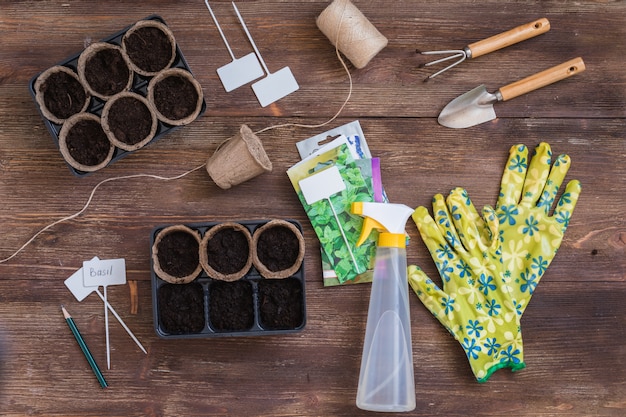 Foto estágios de sementes de plantio, preparação, ferramentas de jardineiros e utensílios, luvas coloridas, potes orgânicos