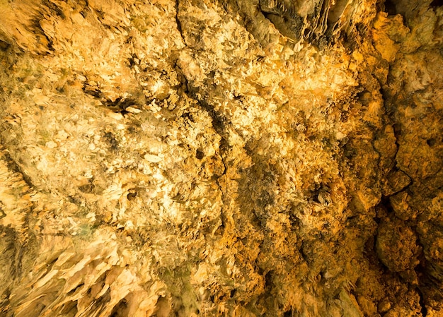 Foto estalactitas en la cueva de gyukusendo
