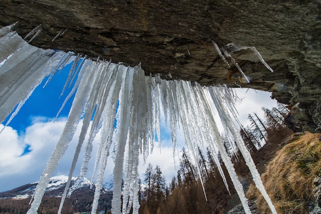 Estalactitas en una cueva en las montañas en primavera