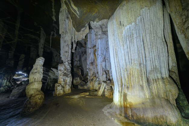 Estalactitas y estalagmitas en Tham Phu Wai, cueva en Tailandia