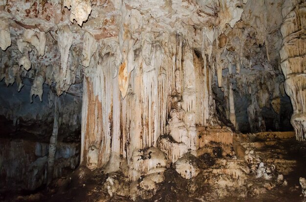 Estalactite e estalagmite em caverna no Parque Nacional Tham Lod, província de Mae Hong Son, Tailândia