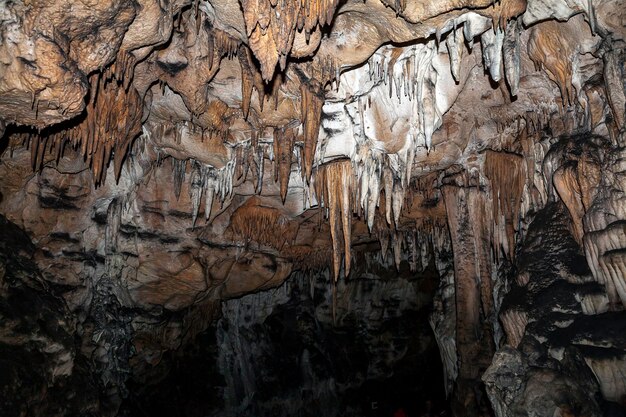 Estalactites e estalagmites na caverna Gentle Adygea