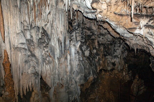 Estalactites e estalagmites na caverna Gentle Adygea