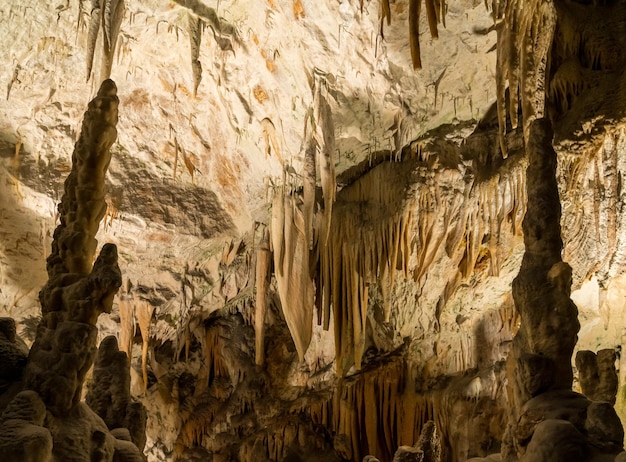 Estalactites e estalagmites subterrâneas no sistema de cavernas em Postojna