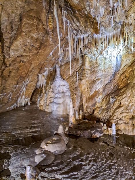 Estalactites e estalagnites da caverna do urso nas montanhas dos Sudetes, na Polônia