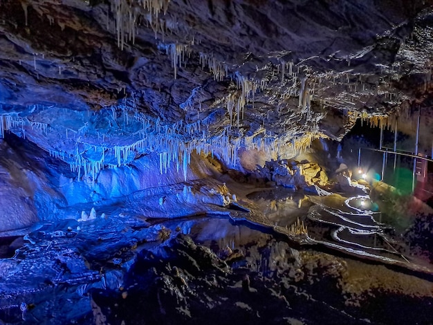 Foto estalactites e estalagnites da caverna do urso nas montanhas dos sudetes, na polônia