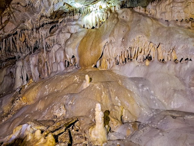 Foto estalactites e estalagnites da caverna do urso nas montanhas dos sudetes, na polônia