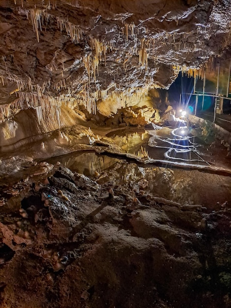 Foto estalactites e estalagnites da caverna do urso nas montanhas dos sudetes, na polônia