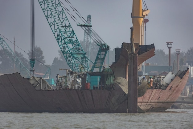 Foto estaleiro de desmantelamento de navios em chittagong, bangladesh